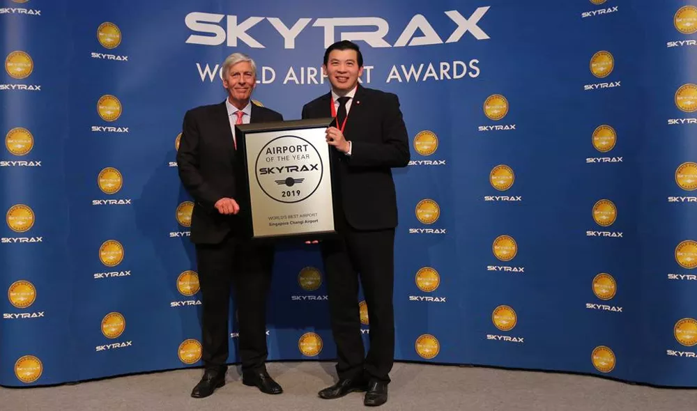 Lee Seow Hiang, Direktur Utama Changi Airport Group (kanan) saat menerima penghargaan dari Skytrax untuk Bandara Terbaik Dunia dengan Edward Plaisted, Direktur Utama Skytrax (kiri)