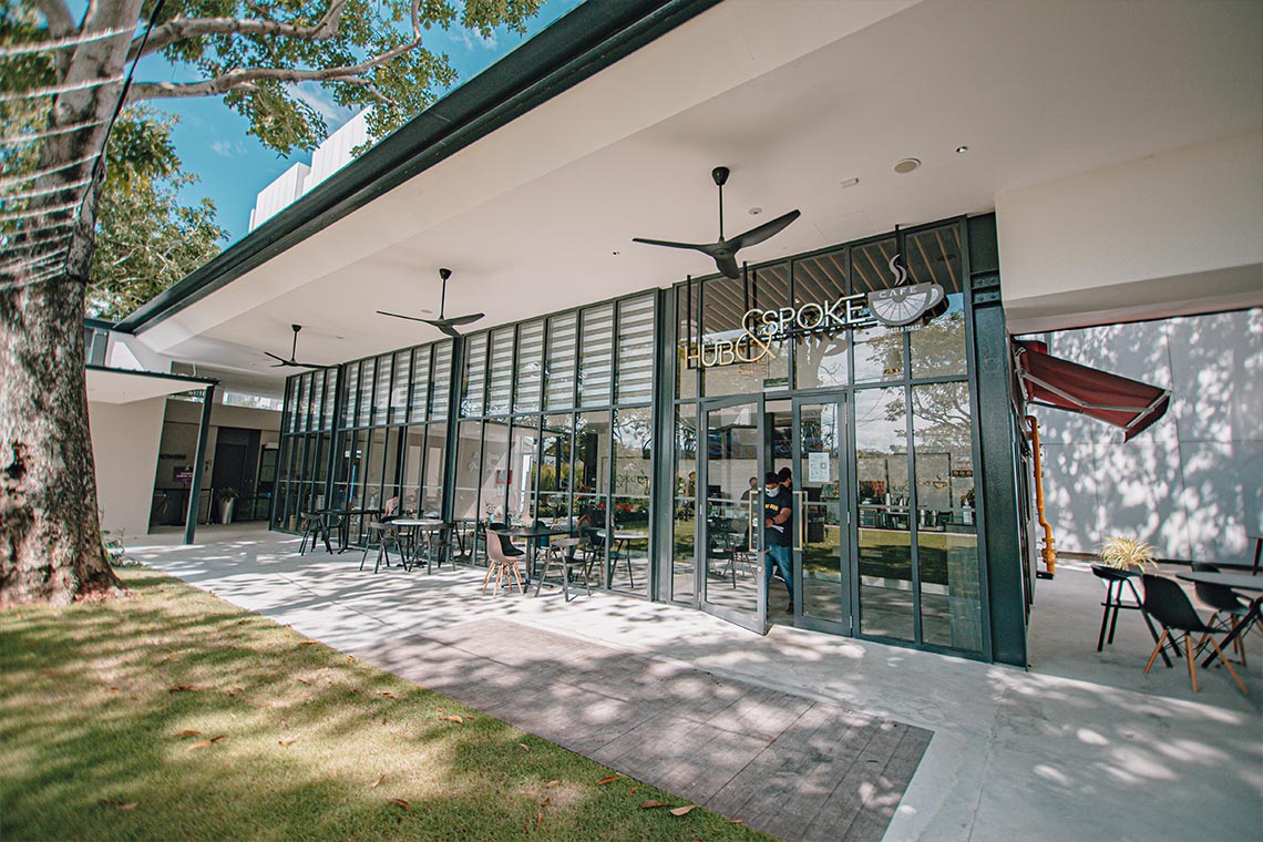 Hub & Spoke Café memiliki area outdoor yang menyegarkan mata.