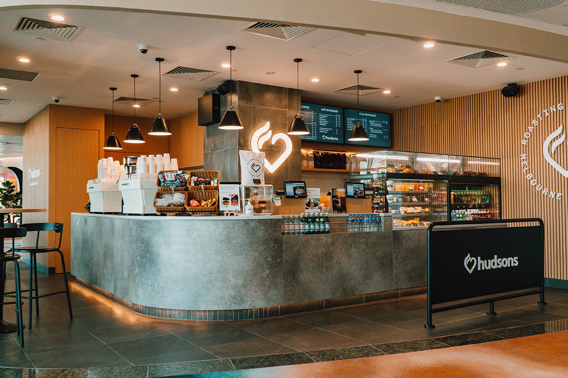 Desain interior yang minimalis dan cozy di Hudsons Coffee, Changi Airport.