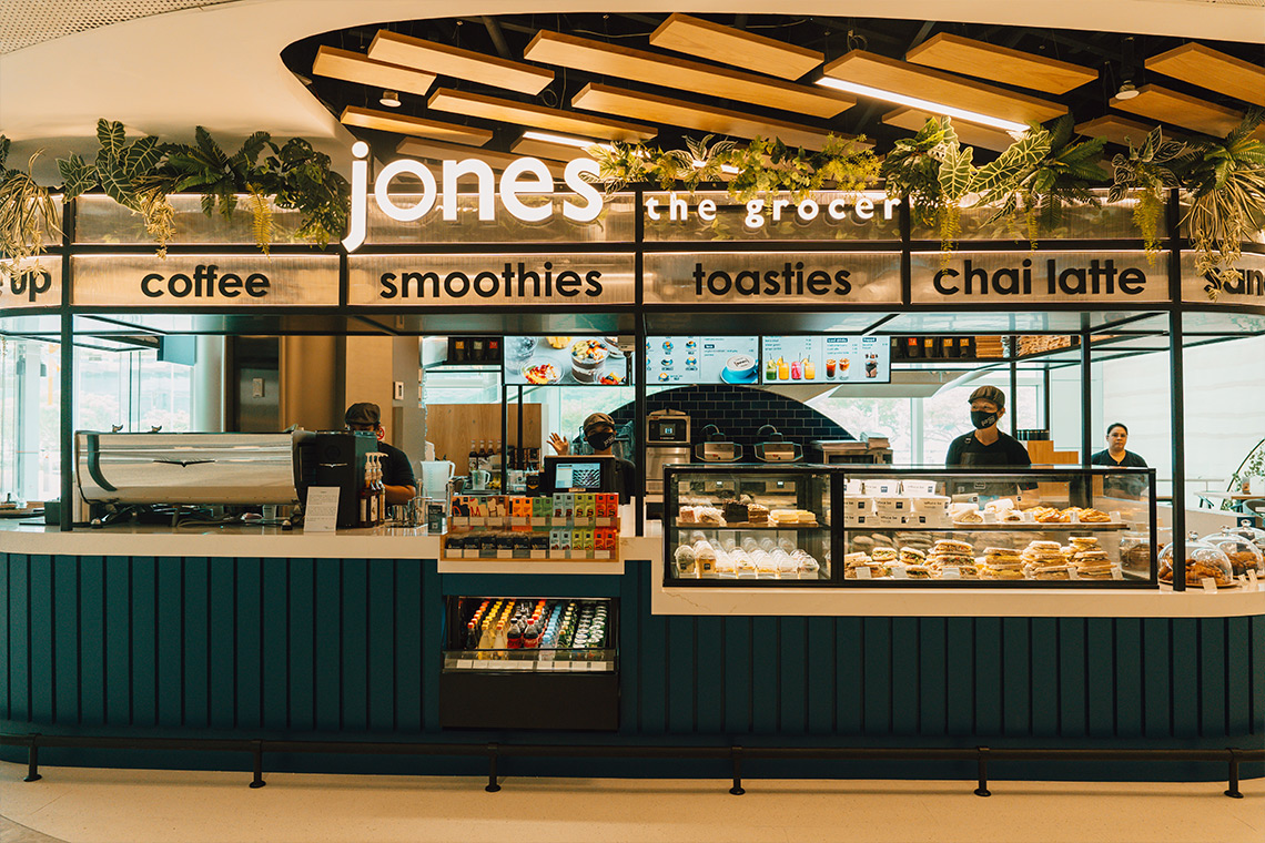Jones the Grocer, cafe dua lantai dengan menu kopi, sandwich, dan pastry yang lengkap.