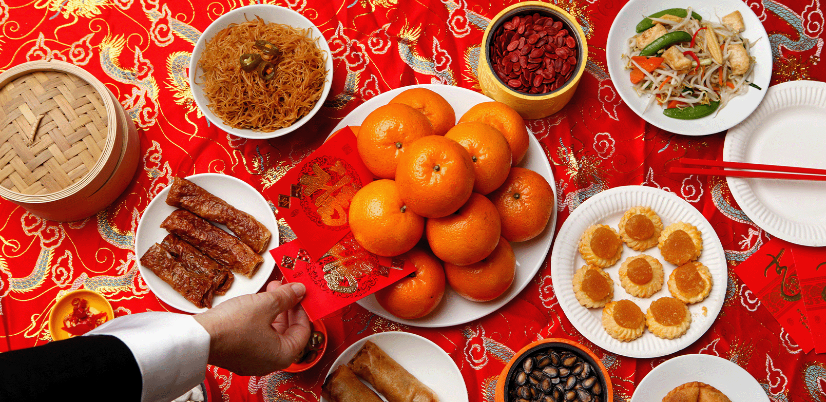Tradisi makan bersama keluarga saat perayaan Imlek.