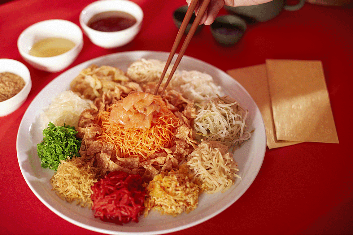 Yu Sheng, salah satu makanan Imlek unik yang biasa disajikan di Singapura.