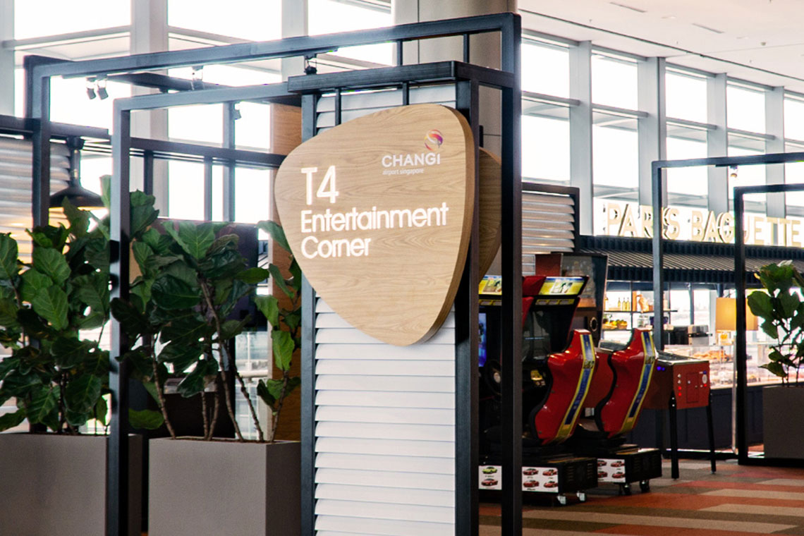 Entertainment Corner di Terminal 4 menyediakan berbagai mesin arcade retro.