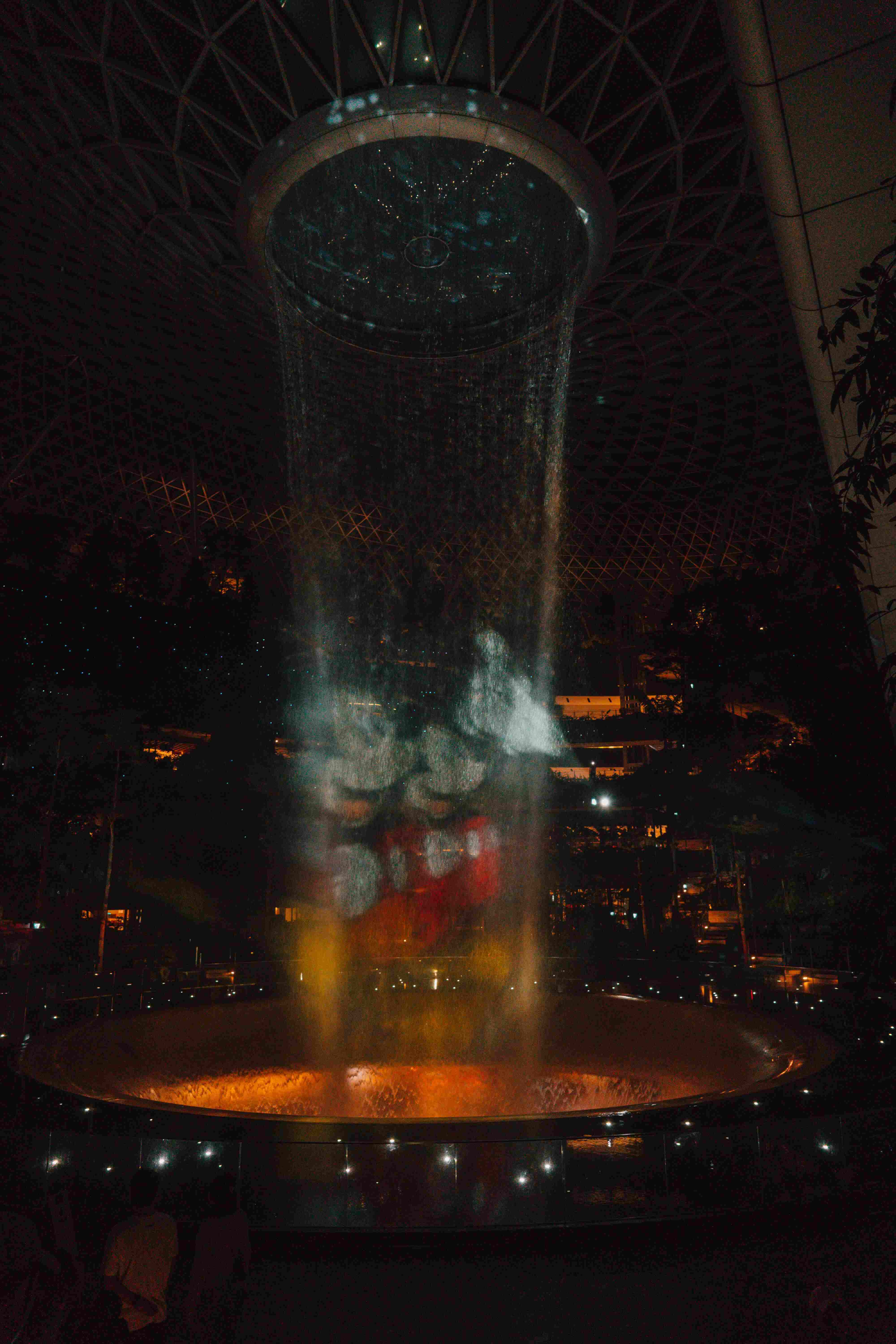 Pertunjukan Light & Sound Disney100 yang mempesona untuk para pengunjung