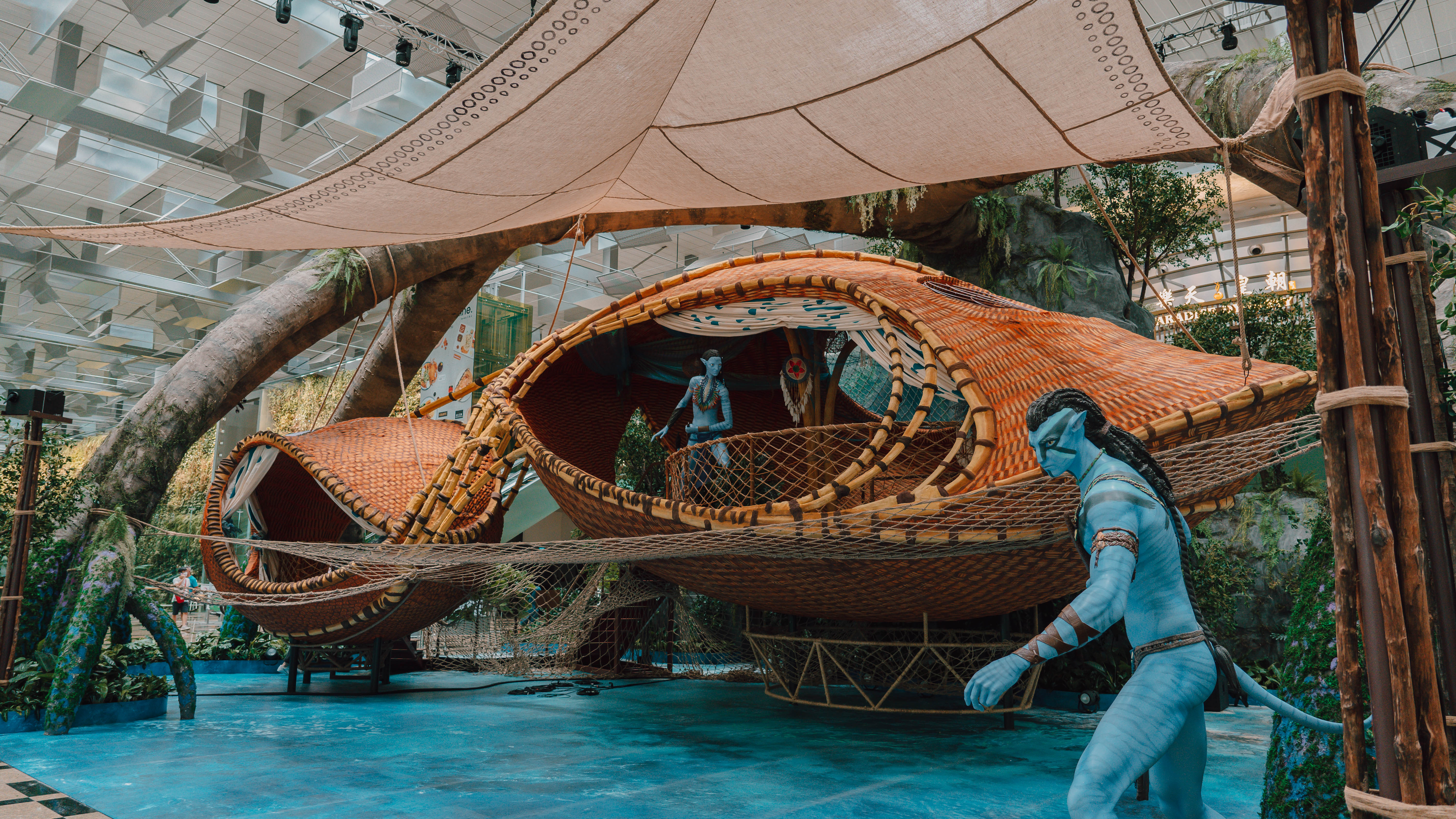 Saksikan dan rasakan pengalaman dunia Na’vi di Marui Pod Experience yang terinspirasi dari Avatar: The Way of Water di Terminal 3.