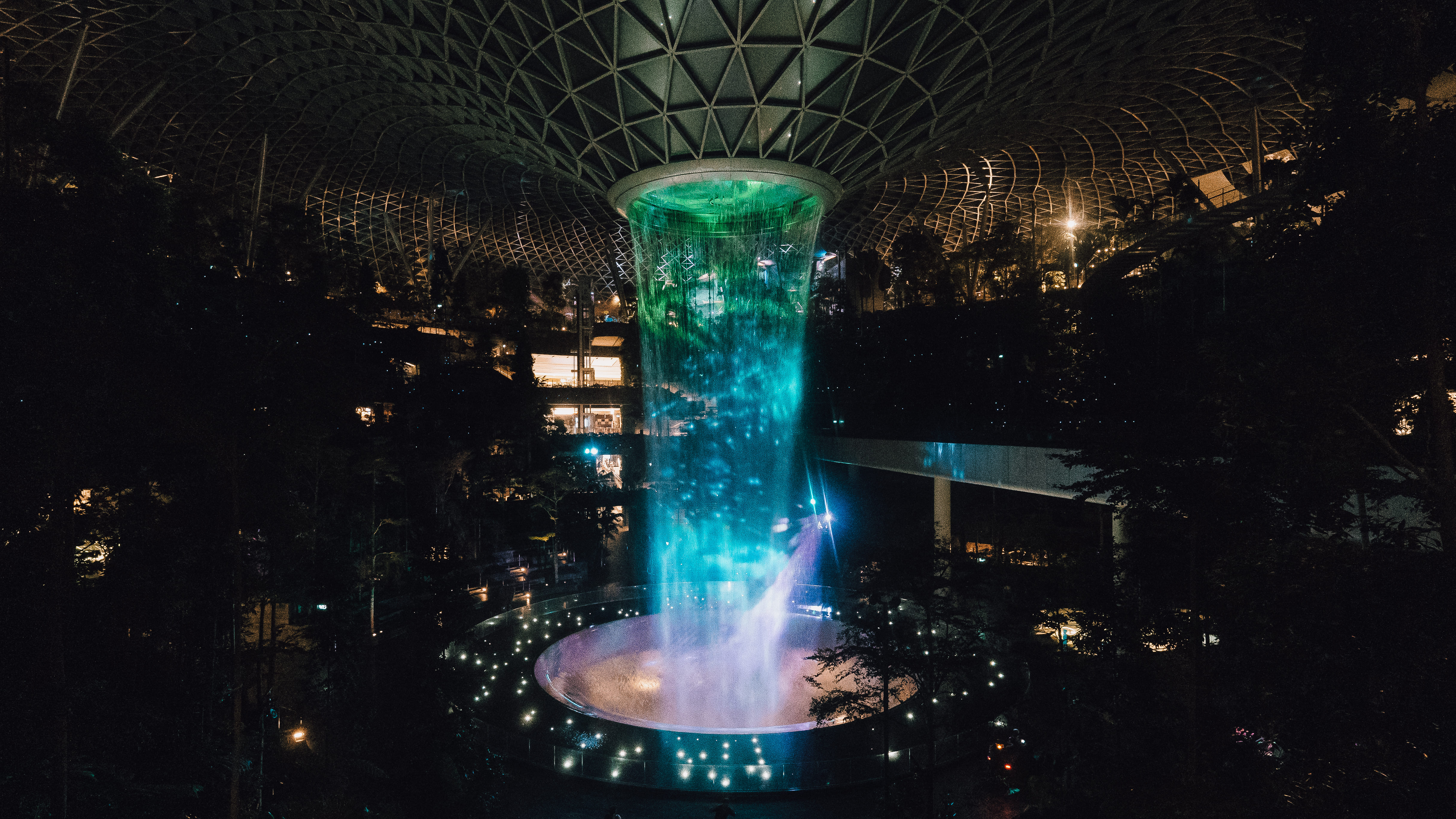 Saksikan pertunjukan Light & Sound saat soundtrack dari Avatar memenuhi pusat Shiseido Forest Valley