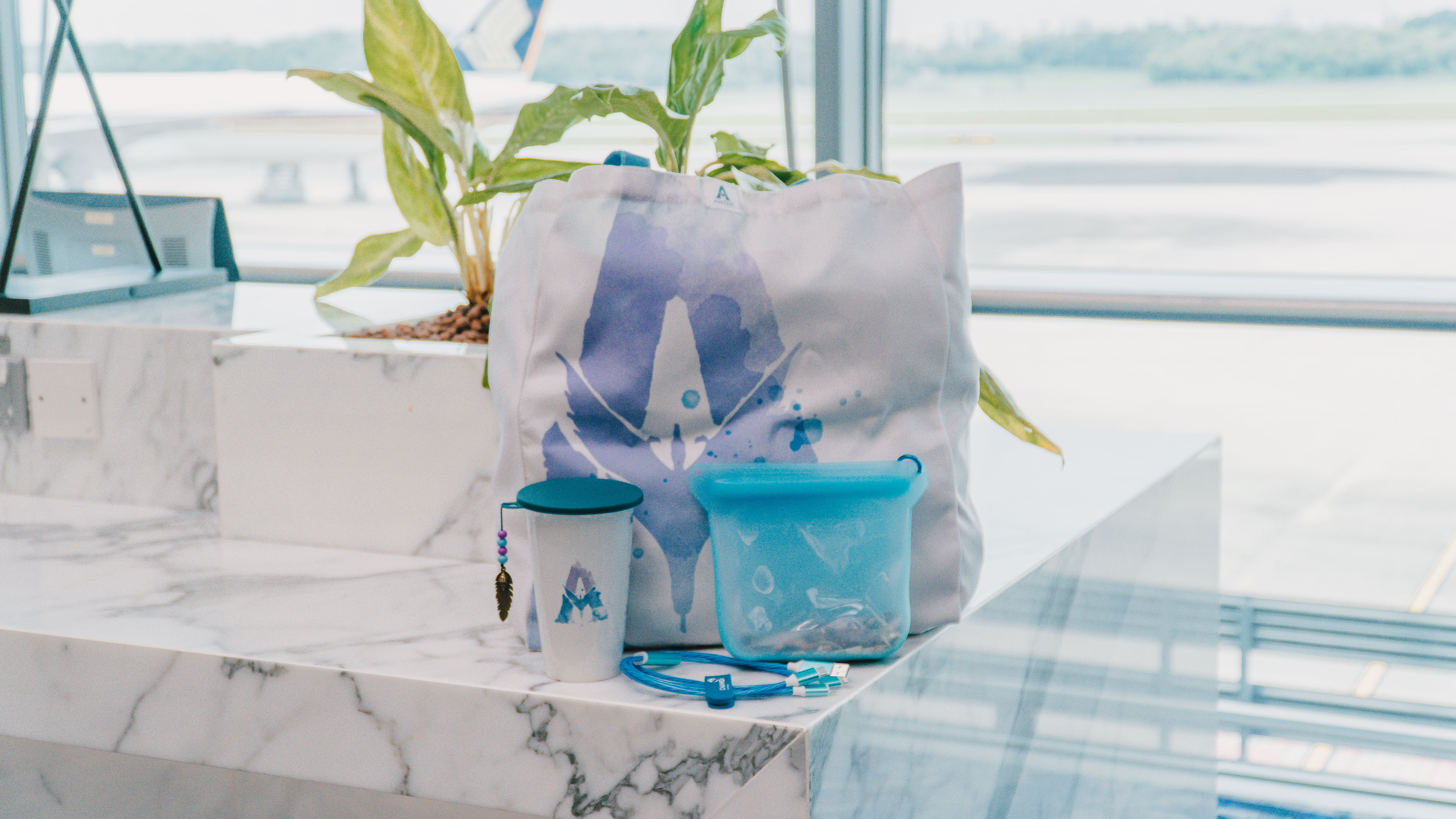 Dapatkan merchandise eksklusif dari Changi, Avatar: The Way of Water saat Anda berbelanja di Changi Airport dan Jewel Changi Airport