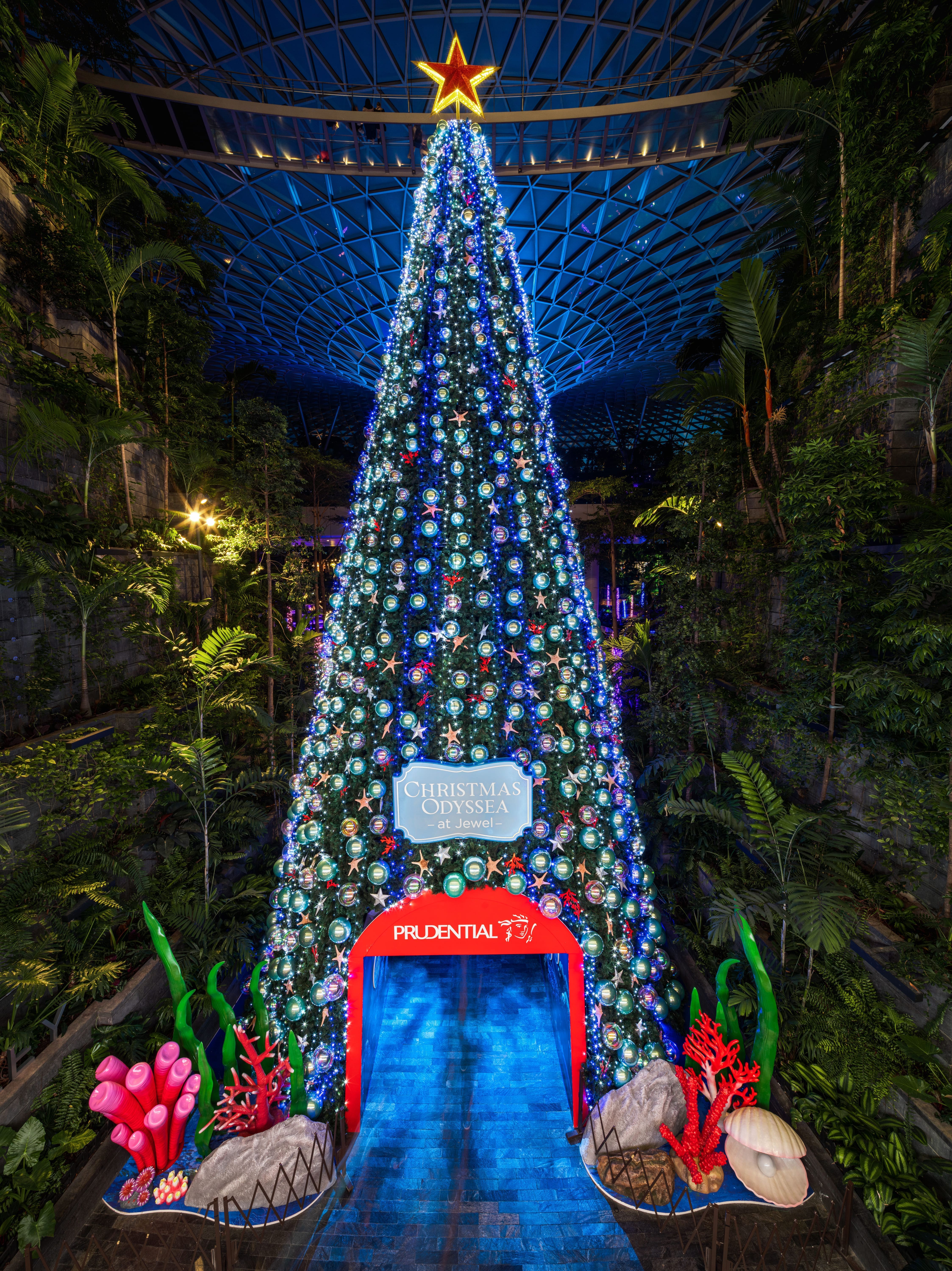 Sambut keceriaan akhir tahun Anda dengan Prudential Christmas Tree setinggi 16 meter - ambil foto indah dan reconnecting diri Anda!