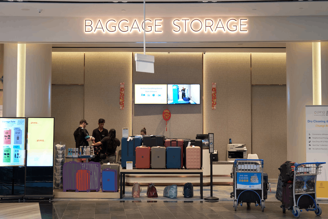 Untuk memudahkanmu berkeliling di Jewel bersama si kecil, kamu bisa meminjam stroller dulu dari concierge counter atau Baggage Storage