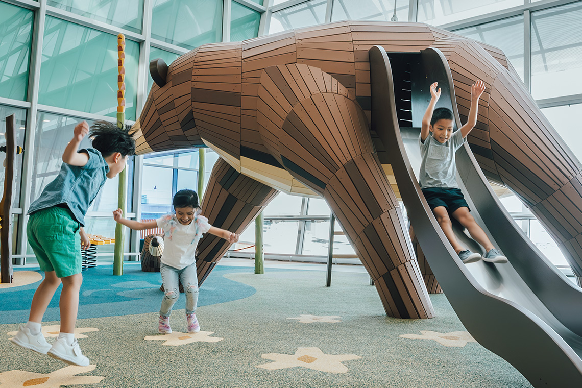 Ajak si kecil bersenang-senang di area bermain baru Changi Airport bernama 2 Bears Hideout.