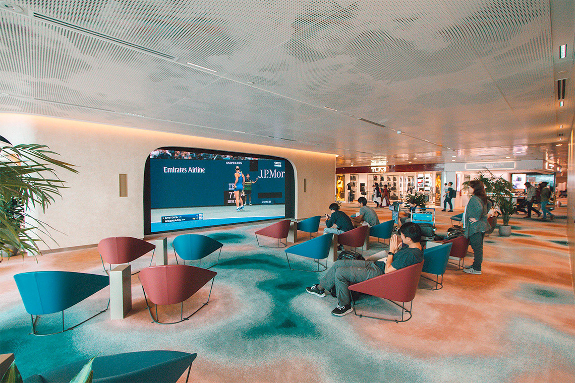 TV Lounge di Terminal 2 merupakan tempat yang tepat untuk bersantai sambil menonton acara olahraga favoritmu di Changi Airport.