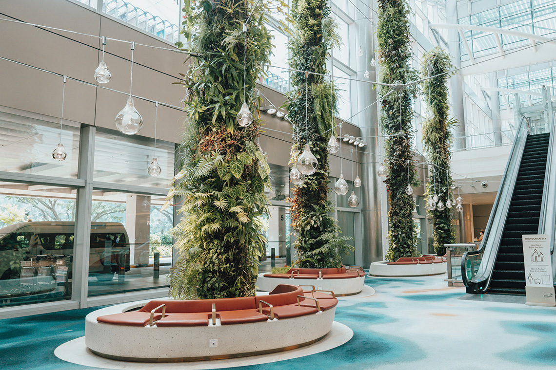 Segarkan matamu dengan desain Terminal 2 Changi Airport yang terinspirasi dari alam.
