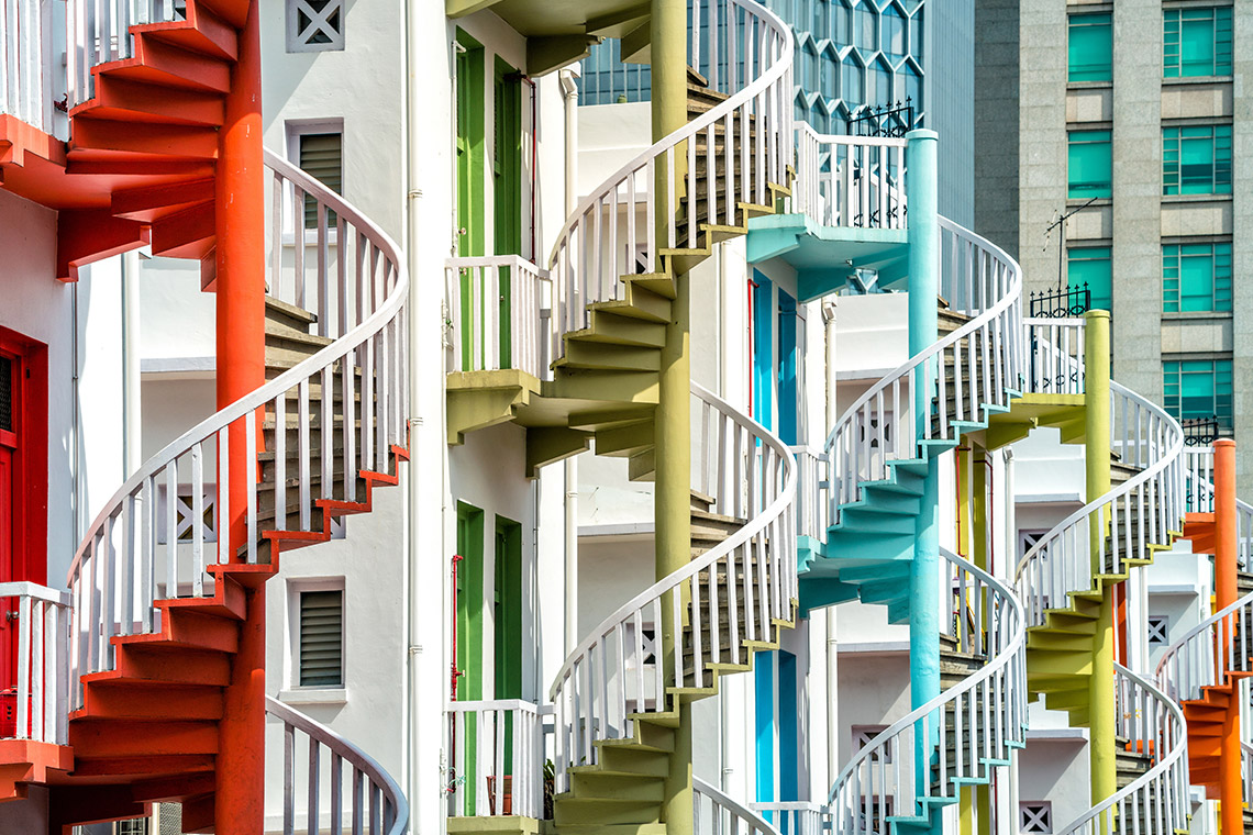 Pemandangan tangga spiral penuh warna di back alley Bugis Street.