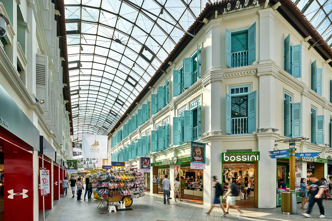 Bugis Junction, salah satu tempat belanja populer di sekitar Bugis Street.