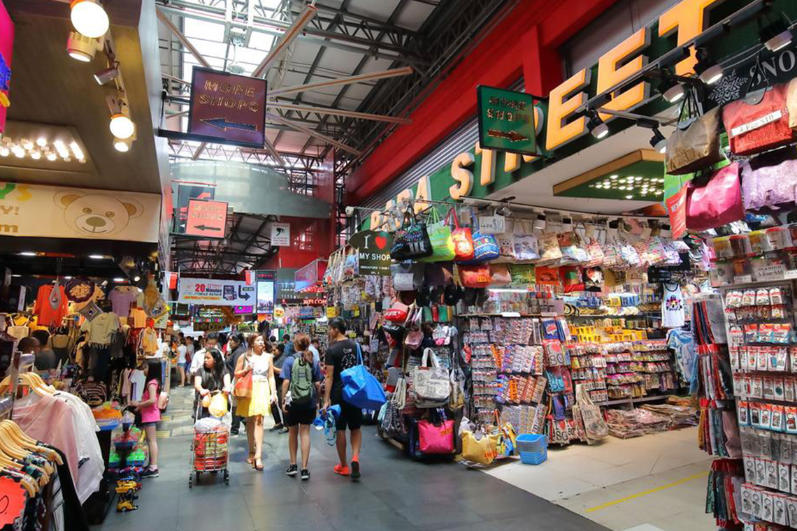 Bugis Street Market adalah pilihan tempat belanja yang murah di Singapura.