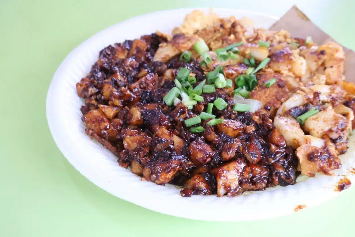 Guan Kee Fried Carrot Cake adalah tempat makan di Bugis Street Singapura yang populer.