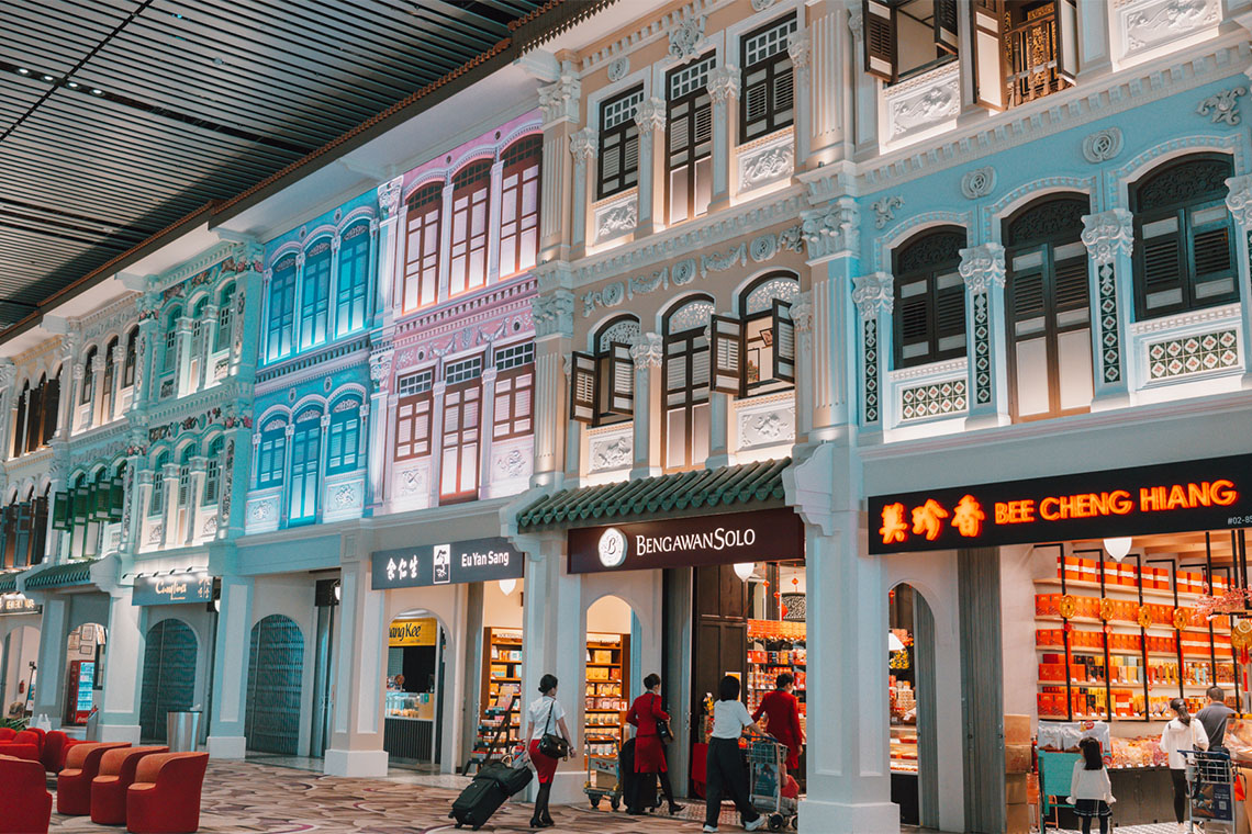 Pemandangan ruko Peranakan di Heritage Zone Terminal 4 Bandara Changi.