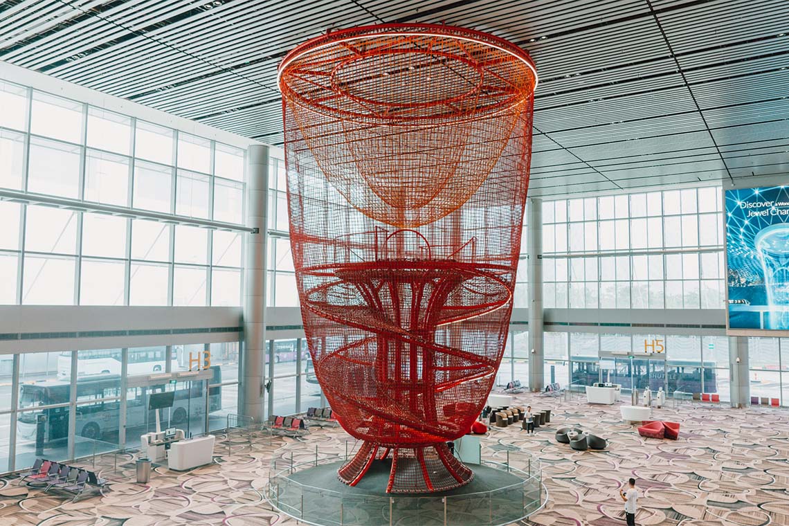 Chandelier adalah playground raksasa di Changi Terminal 4.