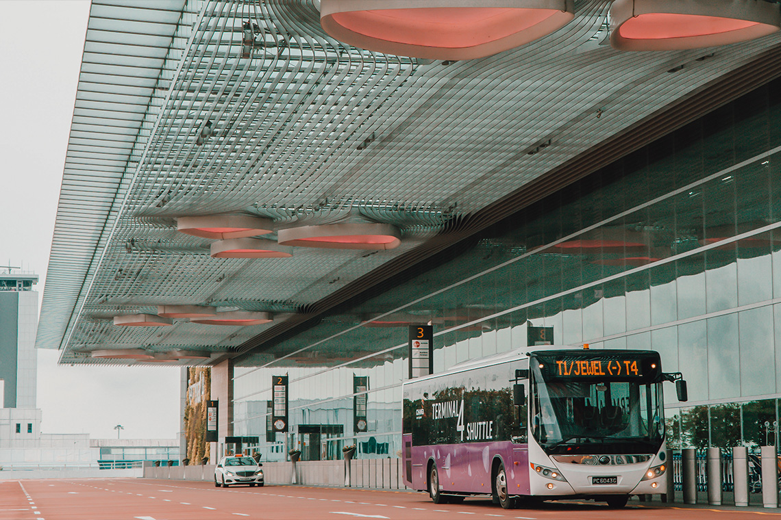 Shuttle bus gratis untuk bepergian dari dan ke Changi Terminal 4.