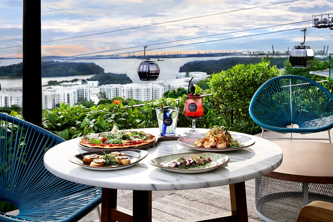 Makan di Mount Faber sebelum pergi ke Pulau Sentosa.