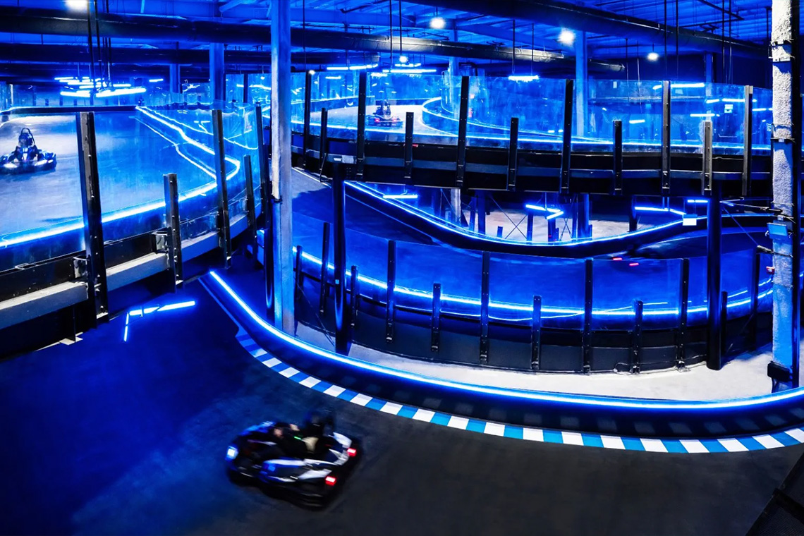 Sirkuit go-kart indoor di HyperDrive Pulau Sentosa.