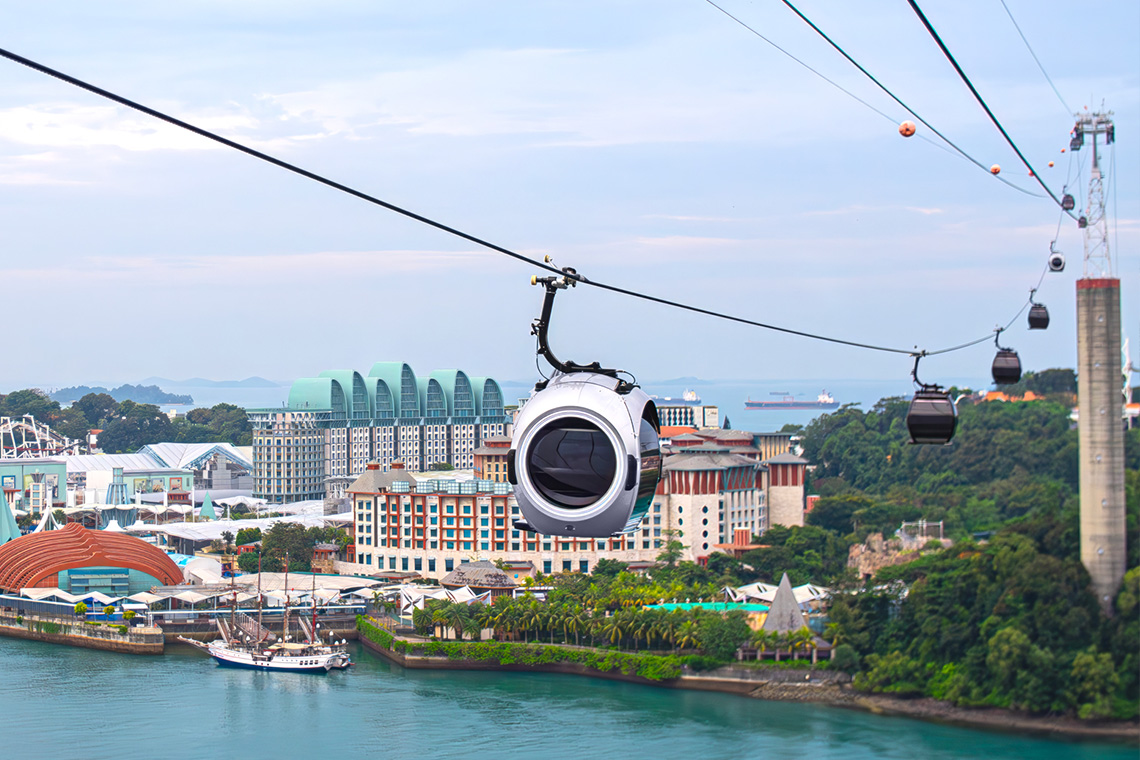 Cable car SkyOrb Cabin dari Mount Faber ke Pulau Sentosa.