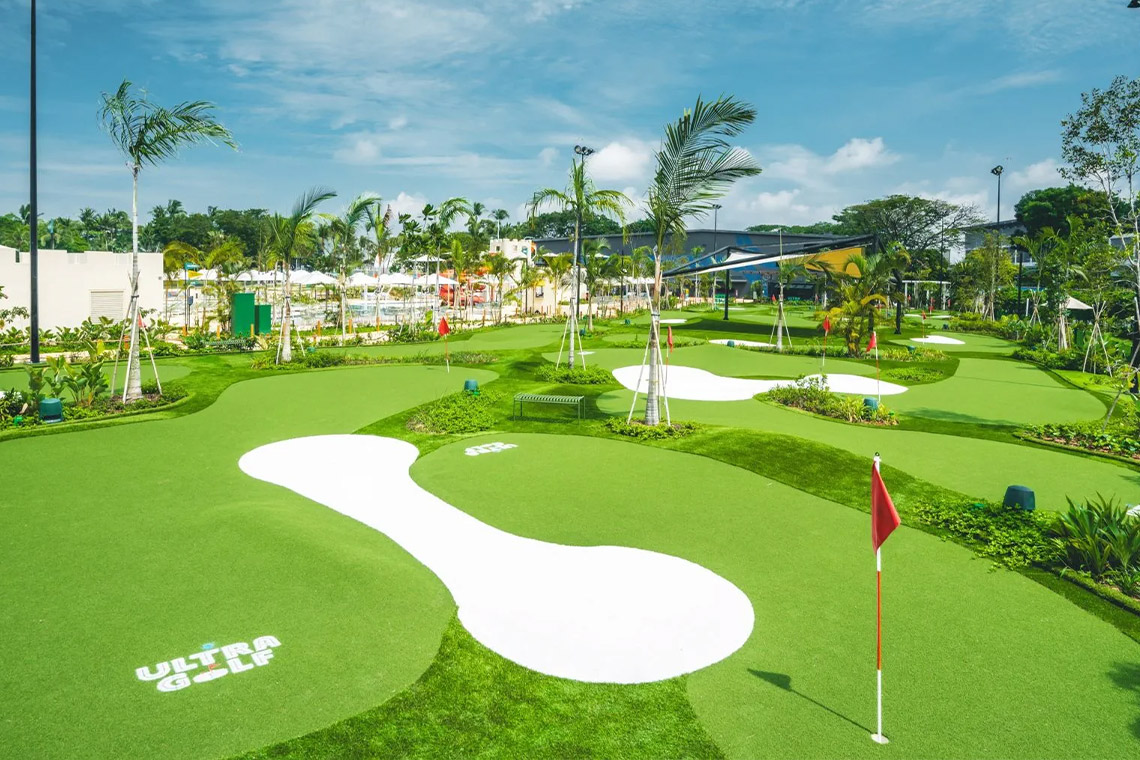 Nikmati permainan golf yang santai di UltraGolf Pulau Sentosa.