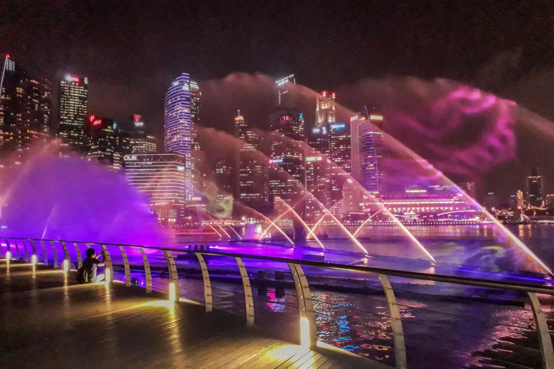 Pertunjukan Spectra Marina Bay Sands di Singapura malam hari.