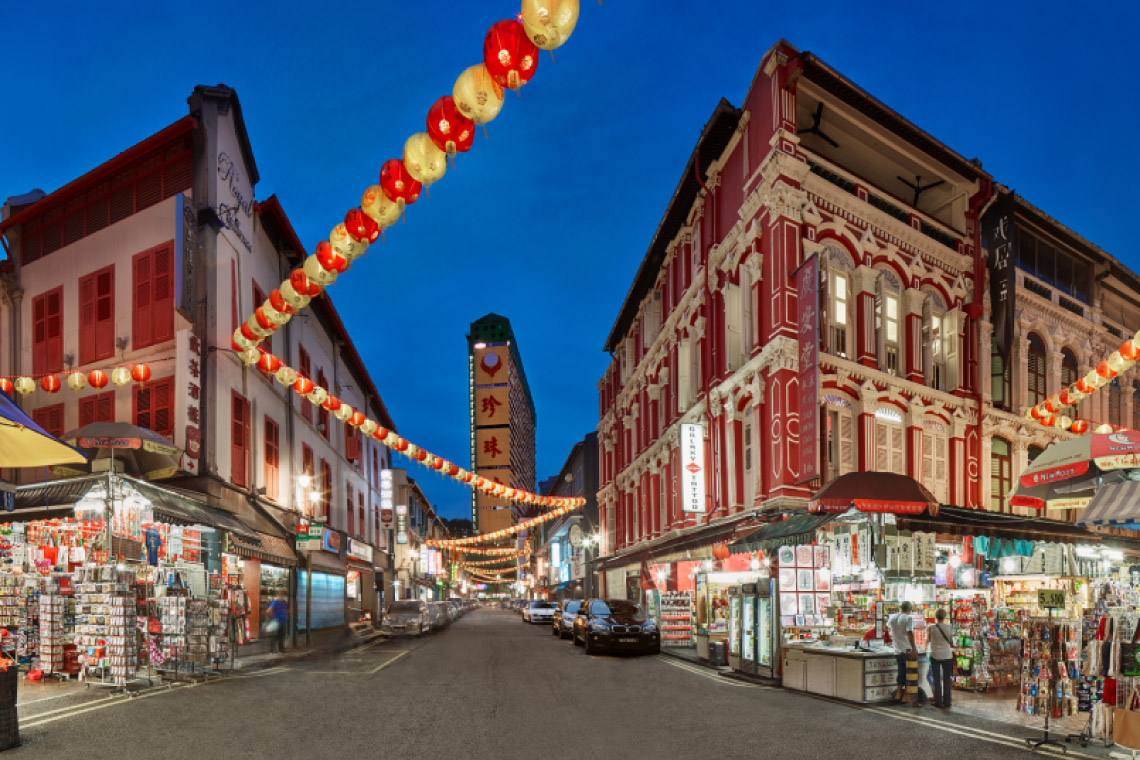 Menjelajahi Chinatown di Singapura malam hari.