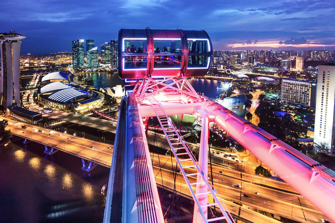 Pemandangan Singapura malam hari dari atas Singapore Flyer.