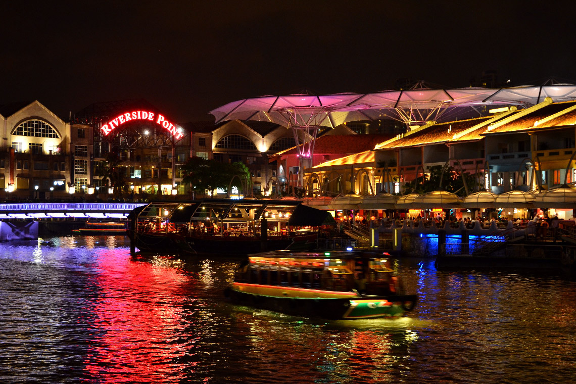 Menikmati suasana malam di Singapura dari Singapore River.