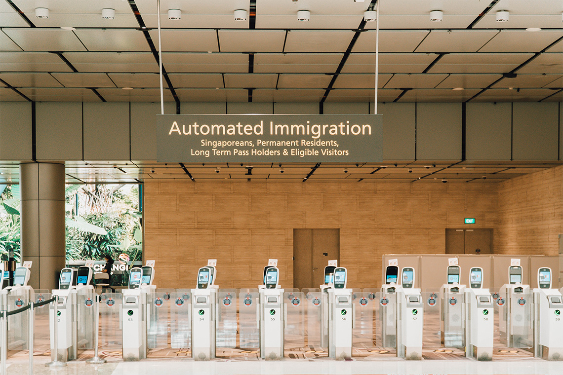 Jalur imigrasi otomatis di Changi Airport yang menggunakan sistem biometrik.