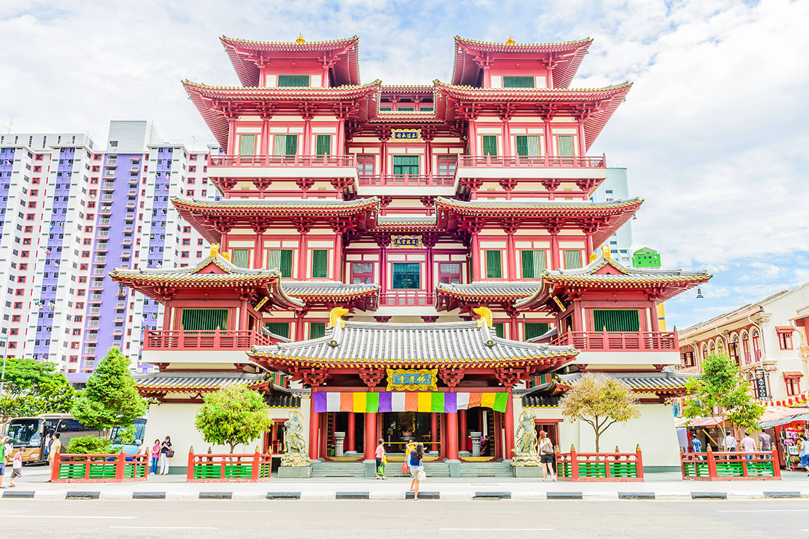 Buddha Tooth Relic Temple bisa dicapai dengan naik MRT ke Chinatown Singapura.