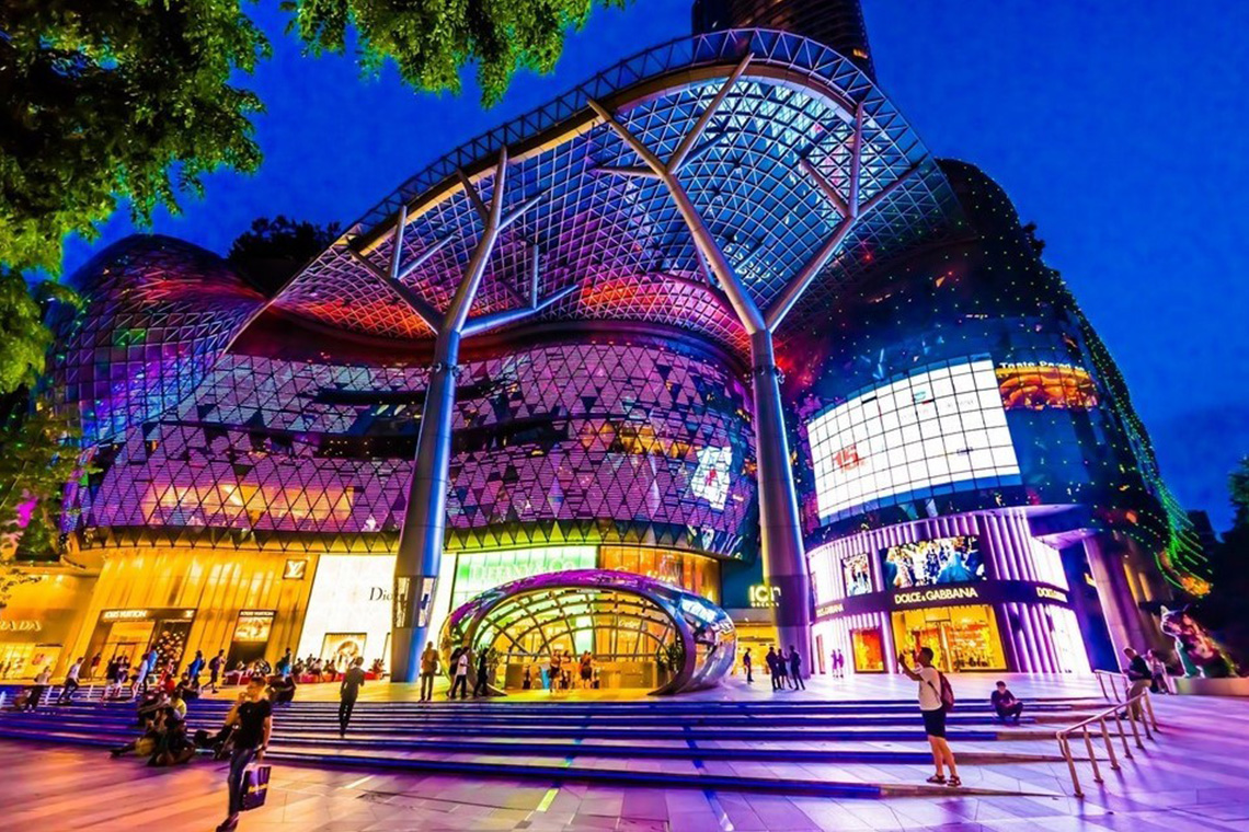 Jalan-jalan dari Changi Airport ke Orchard Road, pusatnya belanja di Singapura.