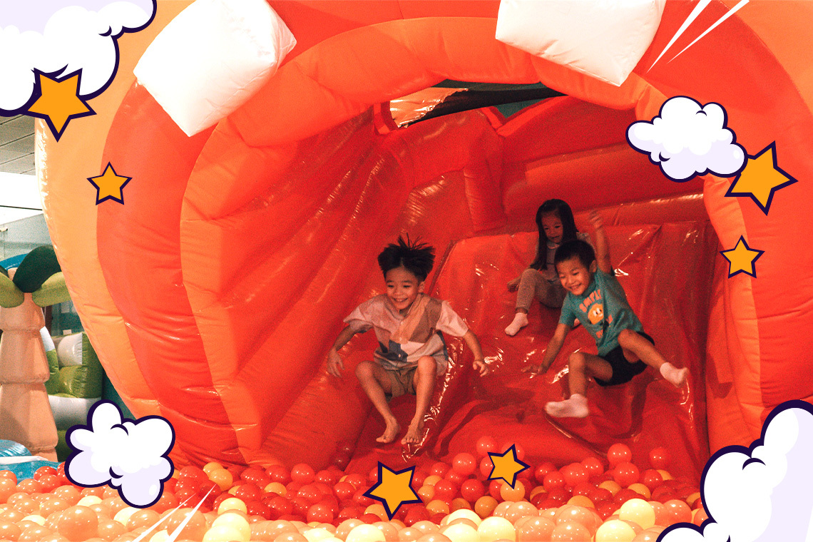 Anak-anak bisa bermain dan melompat sesuka hati mereka di Mega Bounce Changi Airport.