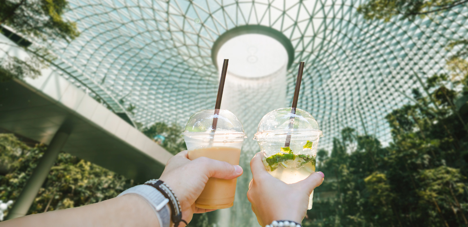 Walau traveling saat cuaca panas, kamu tetap bisa menyegarkan diri dengan variasi minuman dingin populer yang tersedia di Changi Airport.