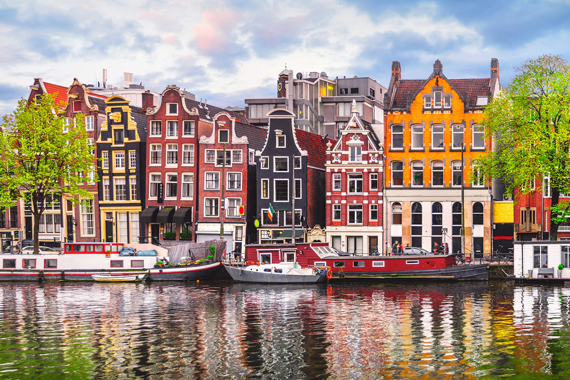 Kanal di Amsterdam menciptakan pemandangan kota yang indah.