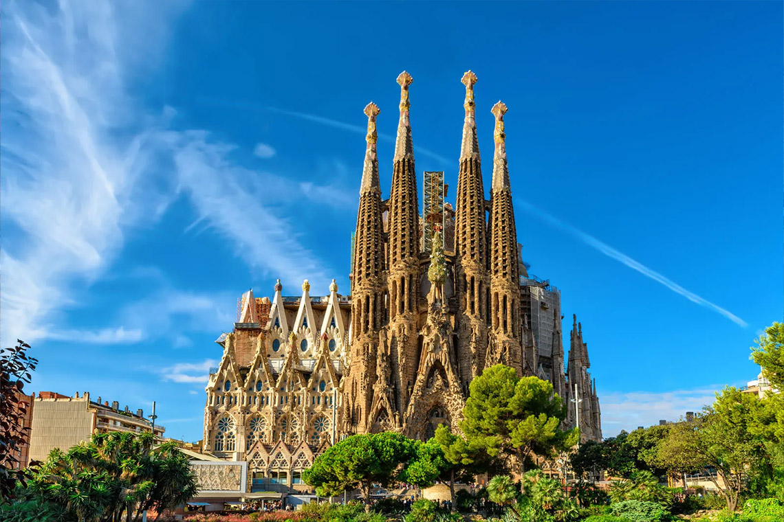 Arsitektur kota yang indah karya Antoni Gaudi di Barcelona.