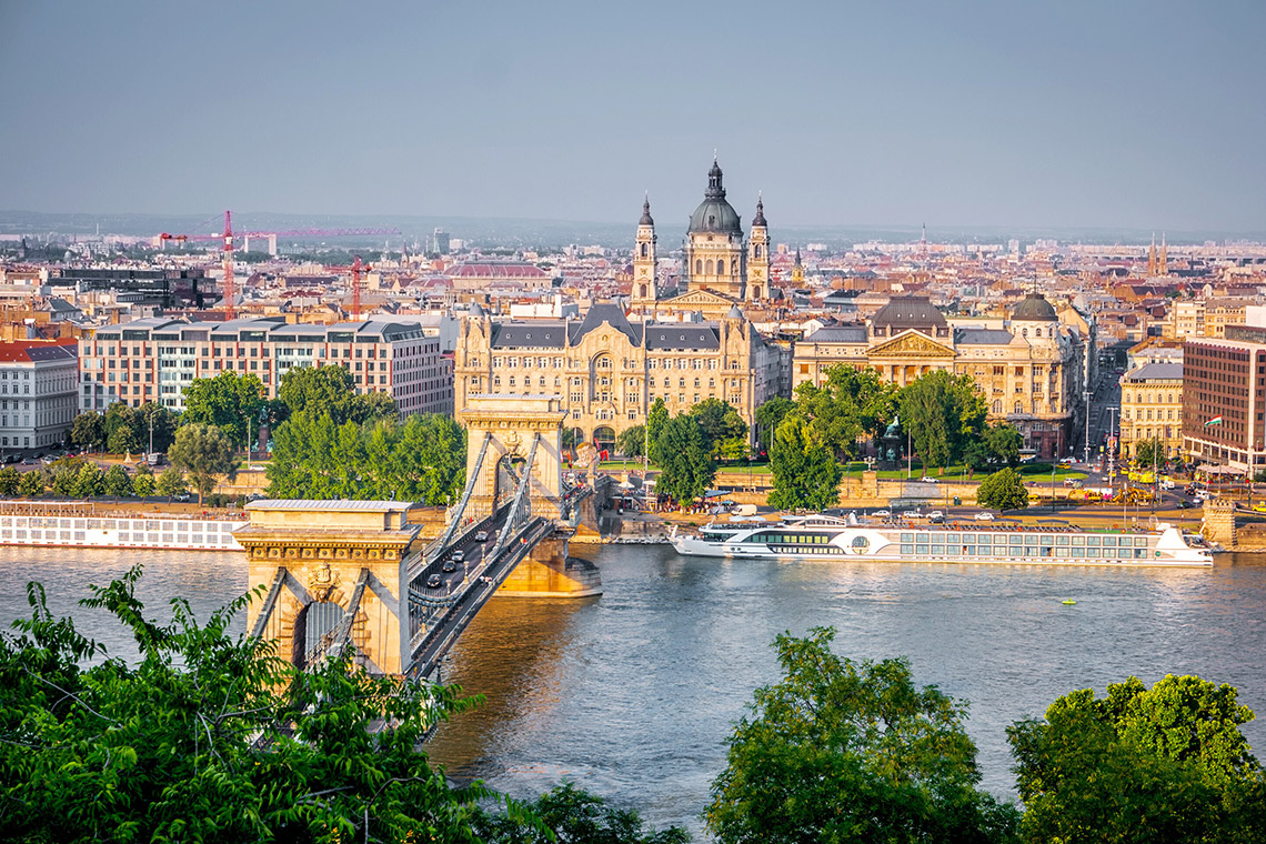 Pemandangan arsitektur bangunan yang indah di Budapest.