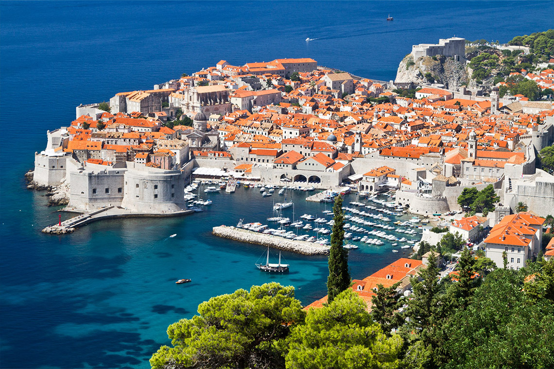 Pemandangan Dubrovnik, kota yang indah di tepi Laut Adriatik.