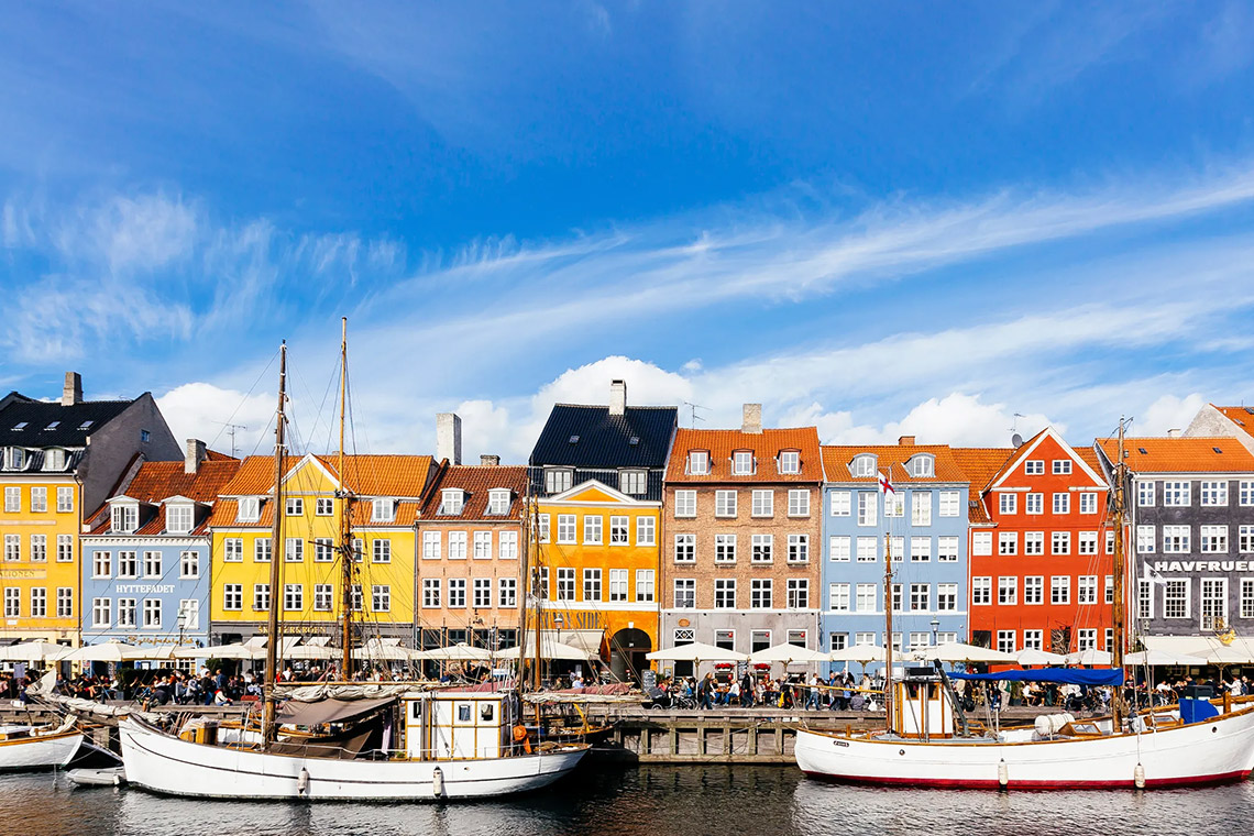 Jalan-jalan menelusuri kota Kopenhagen yang indah.