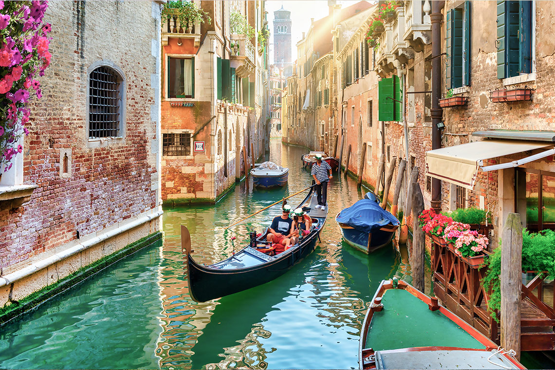 Menjelajahi kota Venesia yang indah dengan gondola.