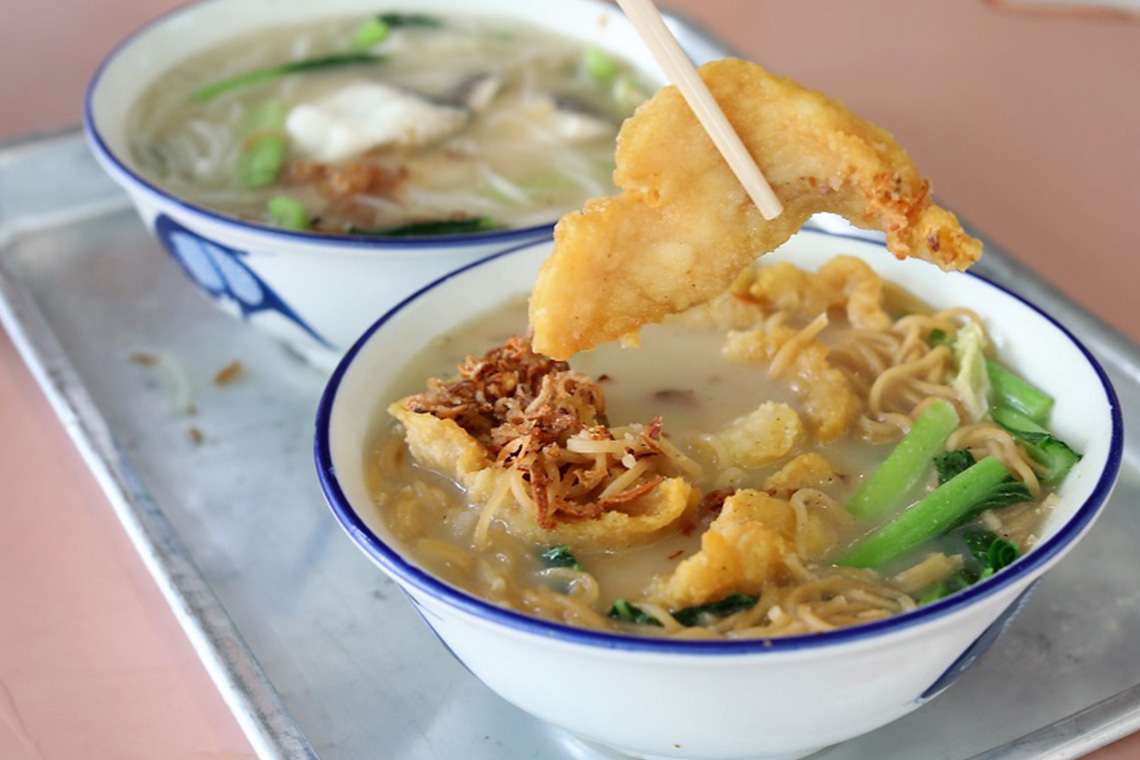 Beach Road Fish Head Bee Hoon, makanan Singapura yang terkenal.