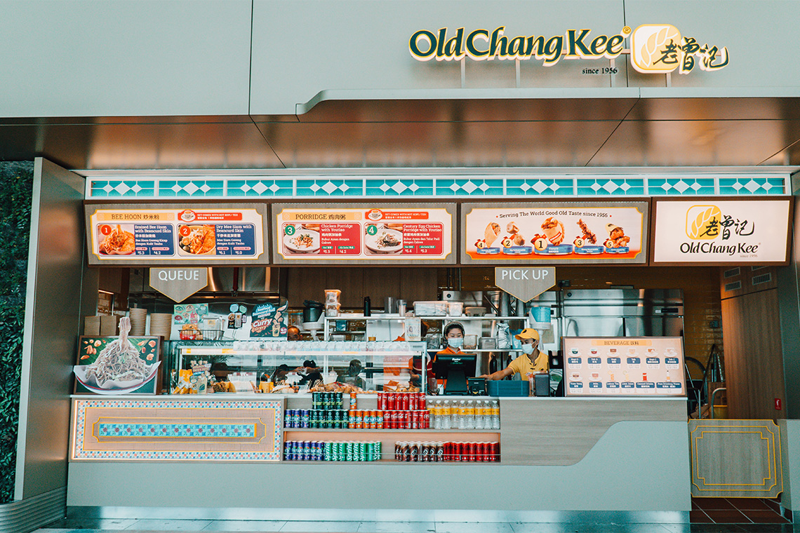 Temukan berbagai jajanan Singapura di Old Chang Kee di Changi Airport.