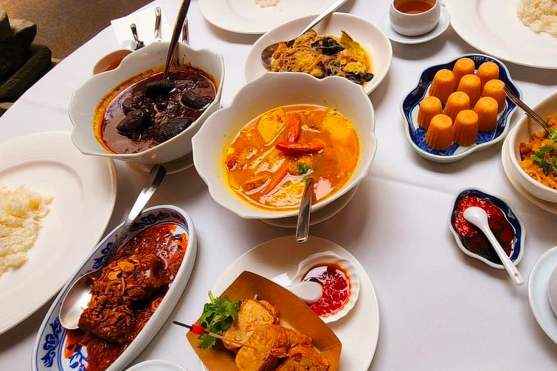 Nikmati hidangan Peranakan di restoran Singapura True Blue Cuisine.