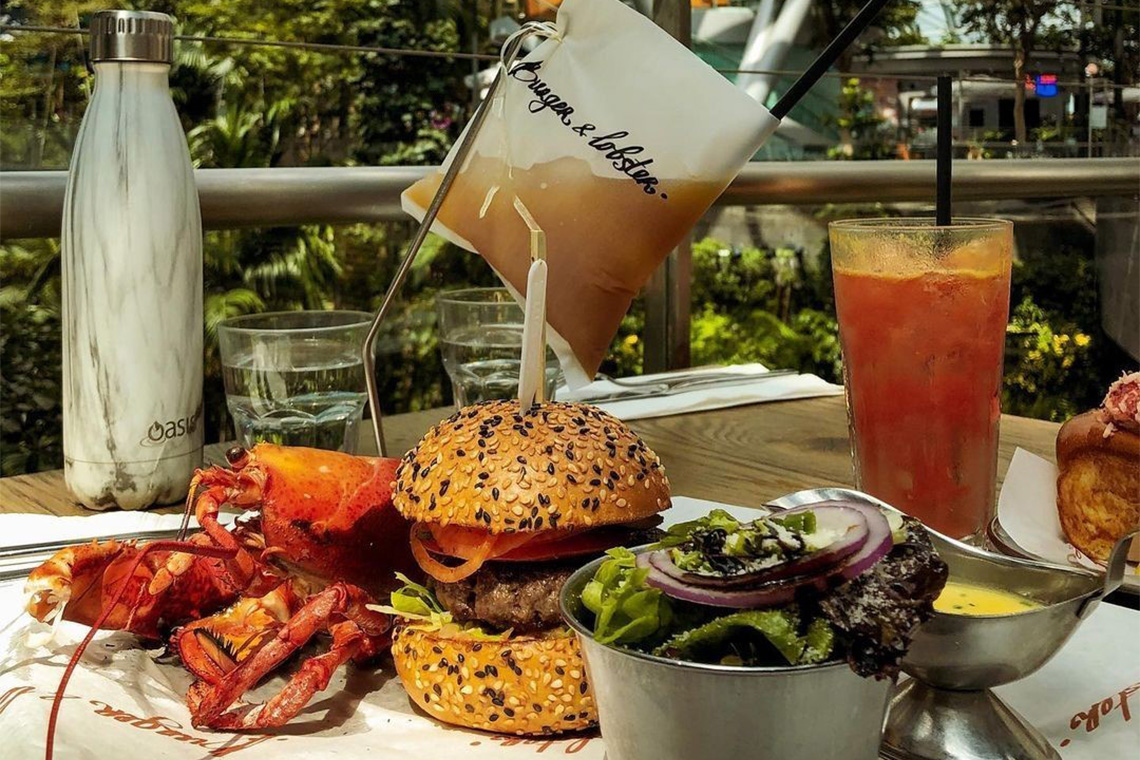 Burger & Lobster, restoran di Jewel Changi Airport dengan view indah.