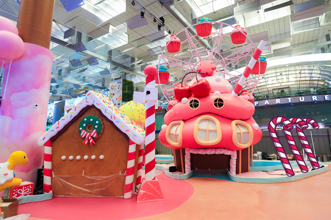 Masuk ke Candy Wonderland, siap-siap disambut dengan dekorasi bertema permen.