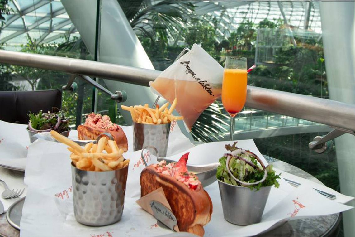 Dinner romantis di Burger & Lobster berlatarkan indahnya Shiseido Forest Valley.