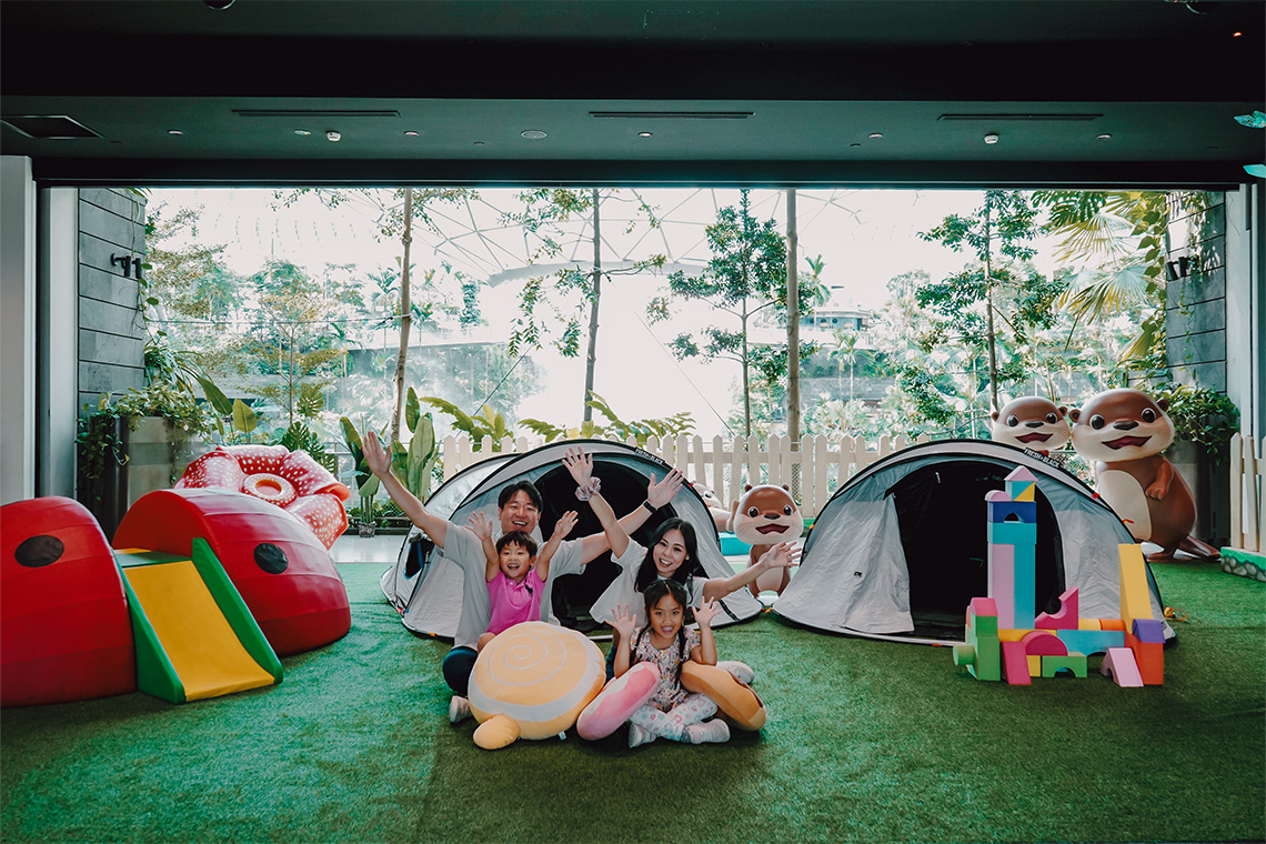 Menghabiskan waktu bersama keluarga di holiday camp Changi Experience Studio