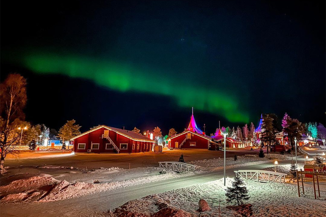 Melihat aurora bersama rusa kutub di Finlandia, salah satu negara dengan aurora terbaik.